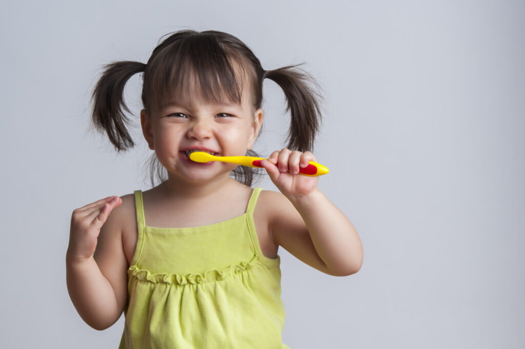 10 Langkah Jitu Mengajarkan Anak Sikat Gigi dengan Benar