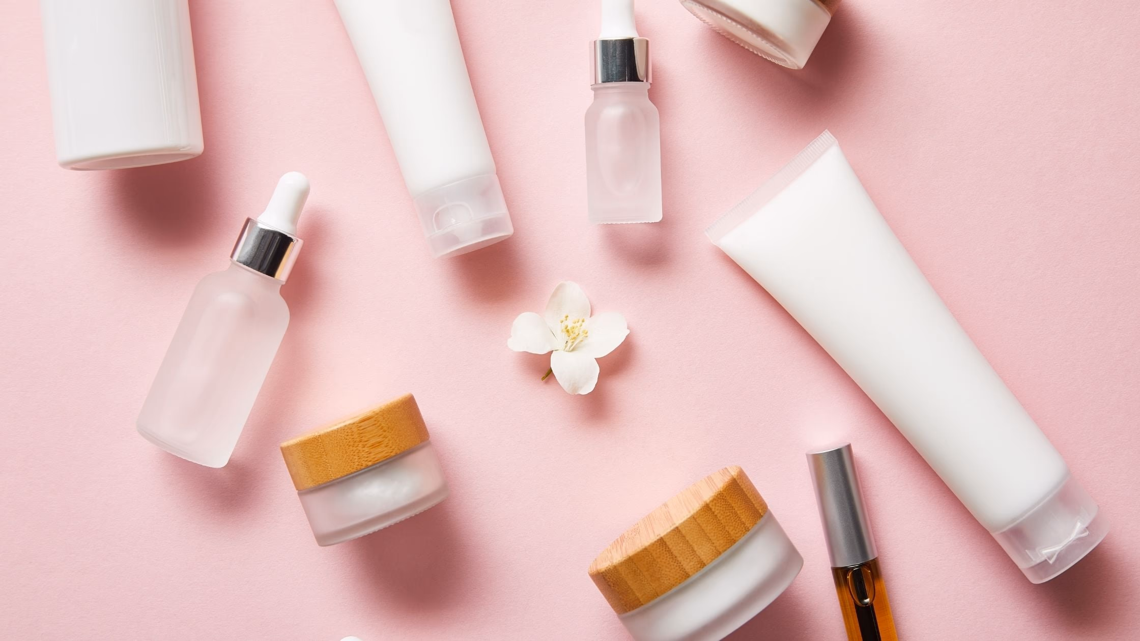 7 Kandungan Skincare yang Aman untuk Bibir Sensitif