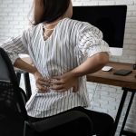 10 Cara Mengatasi Pinggang Pegal Setelah Duduk Lama