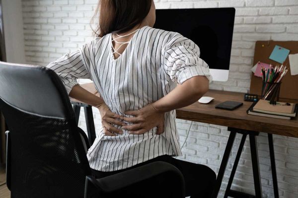 10 Cara Mengatasi Pinggang Pegal Setelah Duduk Lama