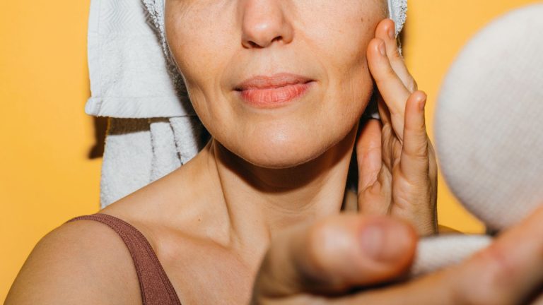 10 Cara Alami Mengencangkan Kulit Dagu Pasca Diet
