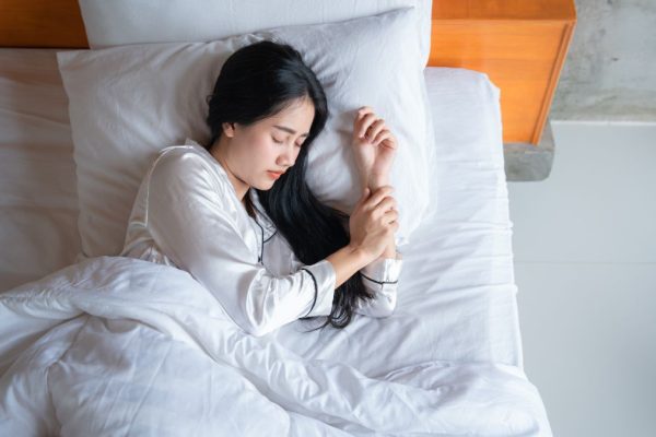 5 Posisi Tidur yang Baik untuk Kesehatan Dagu dan Leher