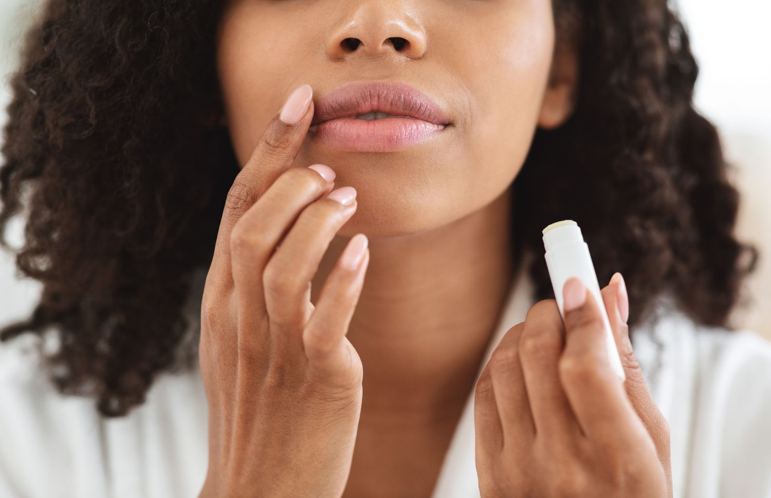 10 Tips Memilih Lip Balm yang Aman untuk Kesehatan Bibir